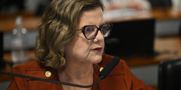 Em pronunciamento, à bancada, relatora do PL 2.480/2021, senadora Teresa Leitão (PT-PE).