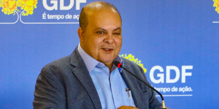 Ministro André Mendonça desobriga Ibaneis de comparecer à CPI do Crime