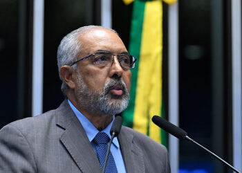 Em discurso, à tribuna, senador Paulo Paim (PT-RS).