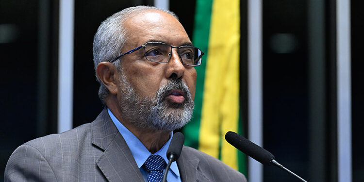 Em discurso, à tribuna, senador Paulo Paim (PT-RS).