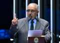 Senador Paulo Paim (PT-RS) em discurso à tribuna.