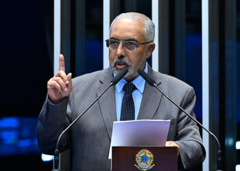 Senador Paulo Paim (PT-RS) em discurso à tribuna.