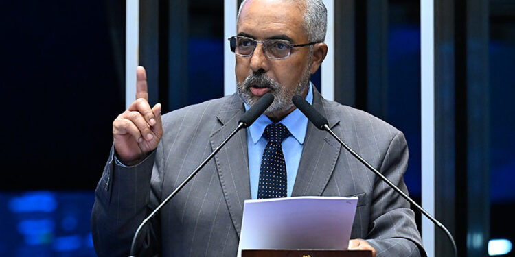 Senador Paulo Paim (PT-RS) em discurso à tribuna.