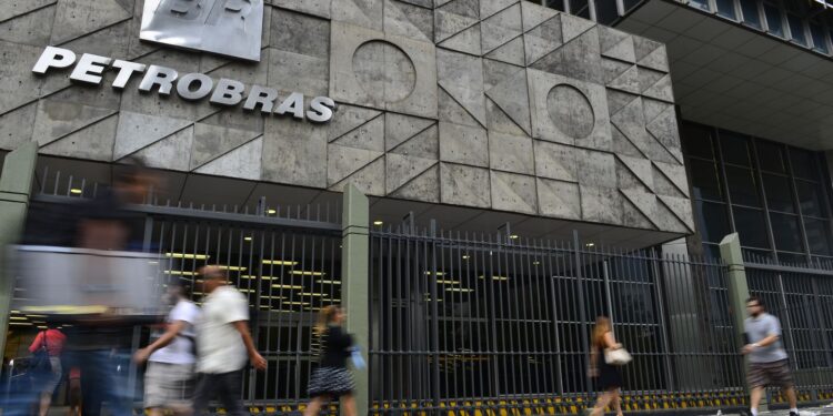 Petrobras vai parcelar reajuste no preço do querosene de aviação