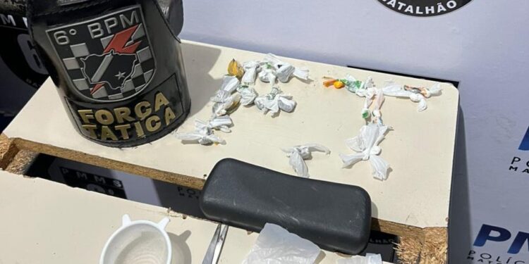 Polícia Militar Captura Foragido da Justiça e Conduz Suspeito por Tráfico de Drogas no Centro de Corumbá.