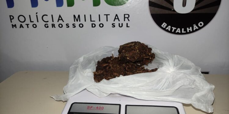 Polícia Militar Detém Dupla com Maconha Próxima a Horário de Saída Escolar em Corumbá.