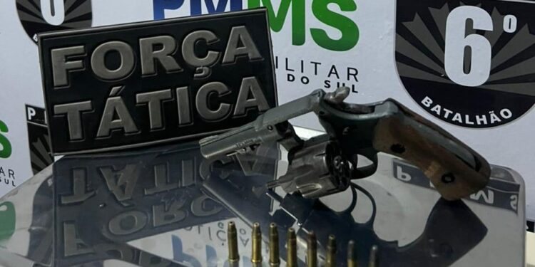 Polícia Militar Prende Autor por Porte Ilegal de Arma Após Tentativa de Fuga em Corumbá