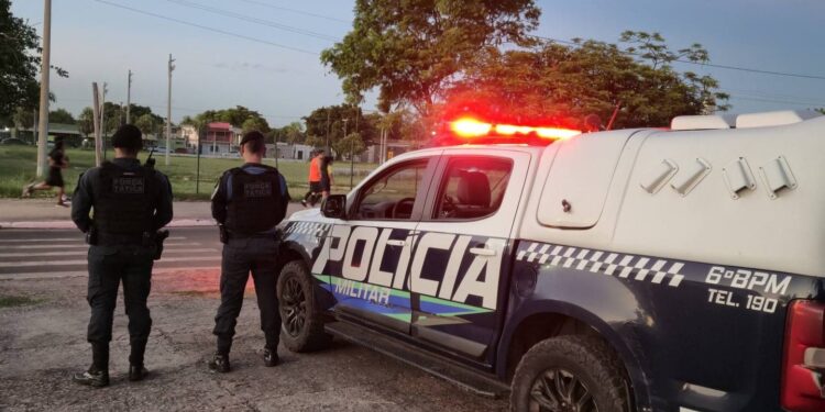 Polícia Militar Prende Foragido da Justiça Após Abordagem por Som Alto no Centro de Corumbá.
