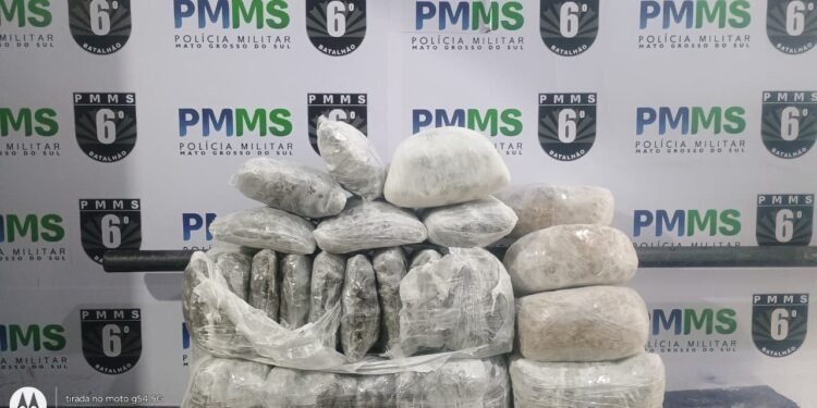Polícia Militar Prende Mulher com Mais de 21 kg de Droga em Corumbá
