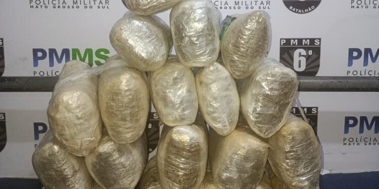 Polícia Militar apreende mais de 20 quilos de droga em abordagem na região da Popular Nova, em Corumbá.