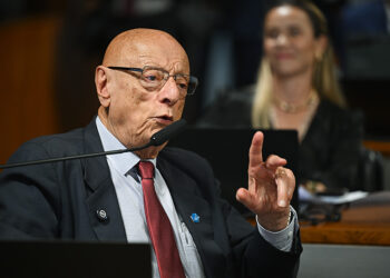 À bancada, em pronunciamento, senador Esperidião Amin (PP-SC).