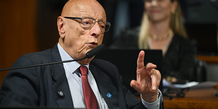 À bancada, em pronunciamento, senador Esperidião Amin (PP-SC).