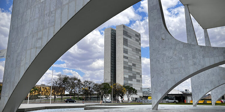 Sede das duas Casas do Poder Legislativo e um dos mais famosos cartões postais do Brasil, o Palácio do Congresso Nacional é composto por duas cúpulas e duas torres de 28 andares, que abrigam a Câmara dos Deputados e o Senado Federal.