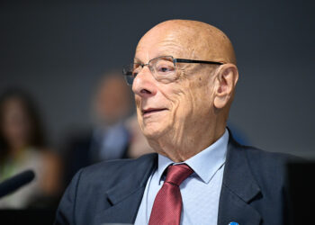 Em destaque, à bancada, senador Esperidião Amin (PP-SC).