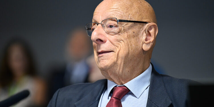 Em destaque, à bancada, senador Esperidião Amin (PP-SC).