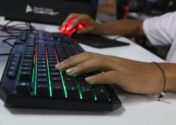 Projeto incentiva contratação de mulheres 40+ na área de tecnologia