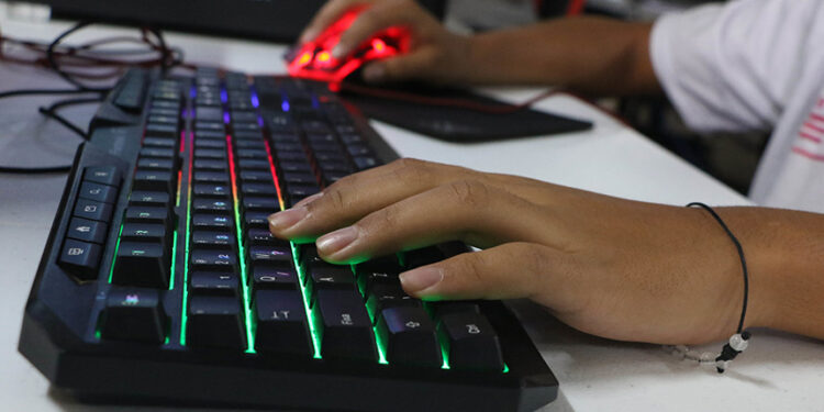 Projeto incentiva contratação de mulheres 40+ na área de tecnologia