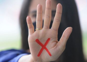 RJ: combate à violência contra mulher terá gesto de socorro com a mão