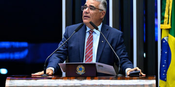 À tribuna, em discurso, senador Eduardo Girão (Novo-CE).