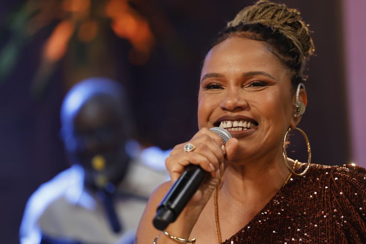 Rio de Janeiro (RJ) 13/08/2024 – Gravação do programa Samba na Gamboa, da TV Brasil, apresentado por Teresa Cristina, com o cantor Xande de Pilares. Foto: Fernando Frazão/Agência Brasil