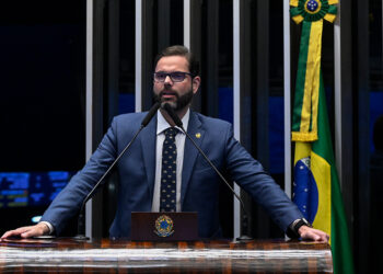 Em discurso, à tribuna., senador Jorge Seif (PL-SC).