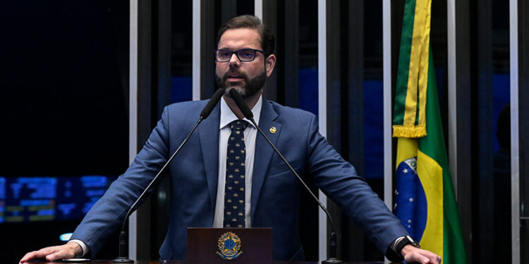 Em discurso, à tribuna., senador Jorge Seif (PL-SC).