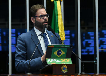 Senador Jorge Seif (PL-SC) em discurso à tribuna.