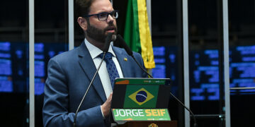 Senador Jorge Seif (PL-SC) em discurso à tribuna.