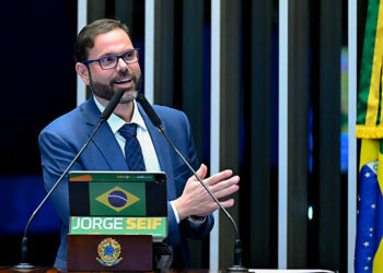 Senador Jorge Seif (PL-SC) em discurso à tribuna.