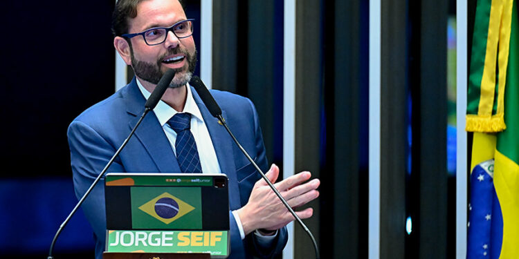 Senador Jorge Seif (PL-SC) em discurso à tribuna.