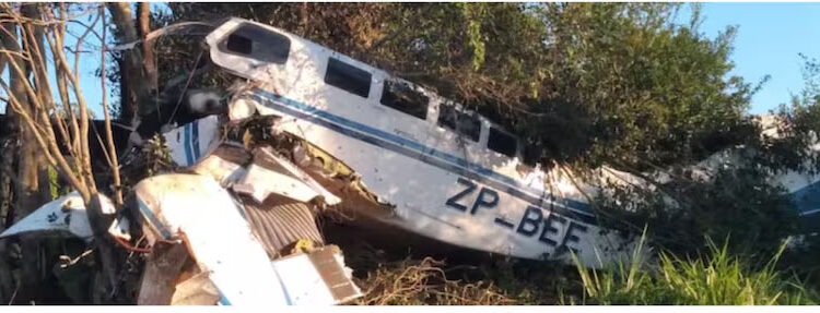 Queda de avião com milhões no Paraguai termina em saque e morte