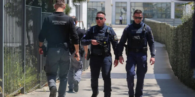 Idoso é preso após ataque a tiros deixar cinco feridos na Grécia