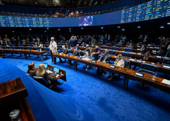 Em pronunciamento, à bancada, senador Sérgio Petecão (PSD-AC).