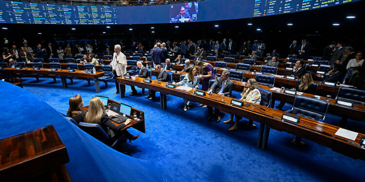Em pronunciamento, à bancada, senador Sérgio Petecão (PSD-AC).
