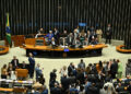 Parlamentares à bancada.