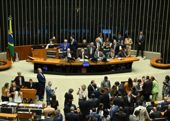 Parlamentares à bancada.