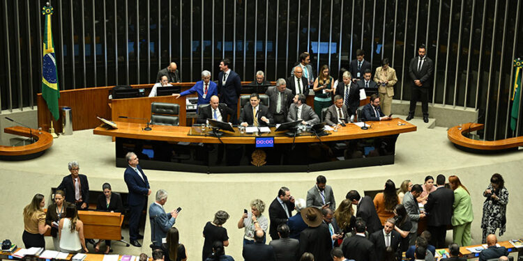 Parlamentares à bancada.