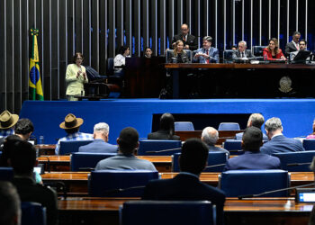 Sessão dos 66 anos de Brasília tem memórias e cobranças pelo BRB-Master
