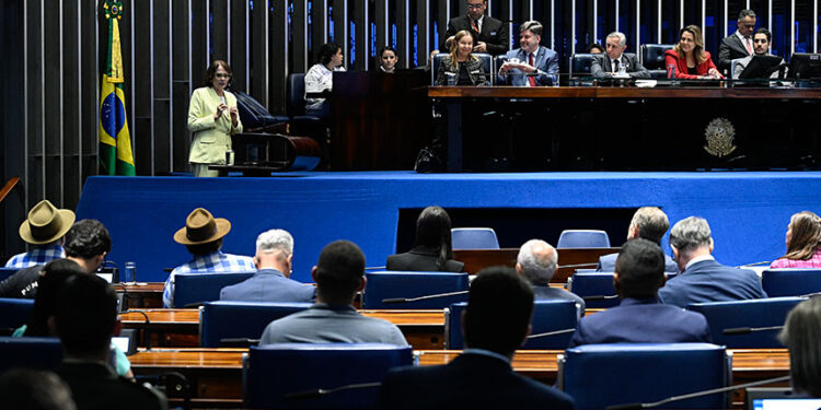 Sessão dos 66 anos de Brasília tem memórias e cobranças pelo BRB-Master