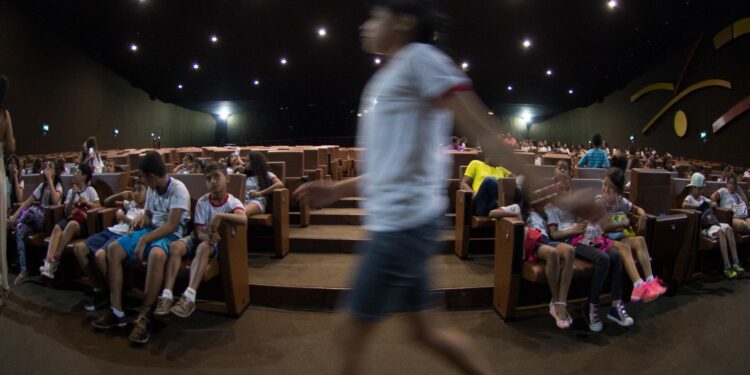 Sessões Azuis permitem inclusão do público TEA em eventos culturais