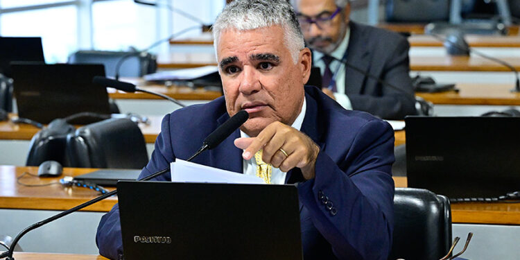 À bancada, em pronunciamento,  senador Eduardo Girão (Novo-CE).