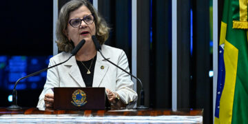 À tribuna, em discurso, senadora Teresa Leitão (PT-PE).