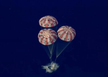 Tripulação da Artemis II volta à Terra após viagem à Lua