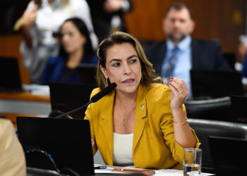 À bancada, em pronunciamento, senadora Soraya Thronicke (Podemos-MS).