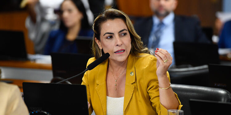 À bancada, em pronunciamento, senadora Soraya Thronicke (Podemos-MS).