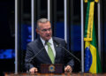 À tribuna, em discurso, senador Wellington Fagundes (PL-MT).
