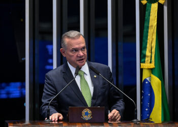 À tribuna, em discurso, senador Wellington Fagundes (PL-MT).