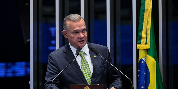 À tribuna, em discurso, senador Wellington Fagundes (PL-MT).