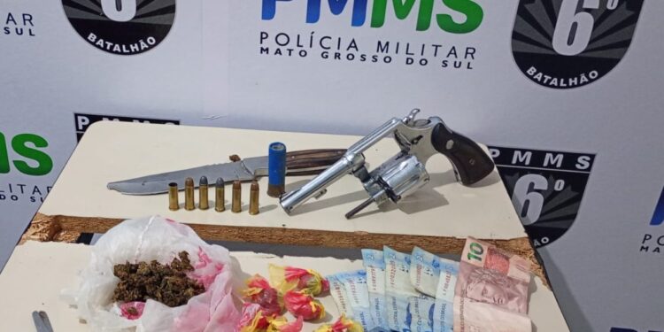 PM apreende arma e droga após abordagem em Corumbá