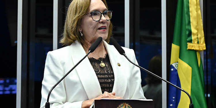 Em discurso, à tribuna, senadora Zenaide Maia (PSD-RN).